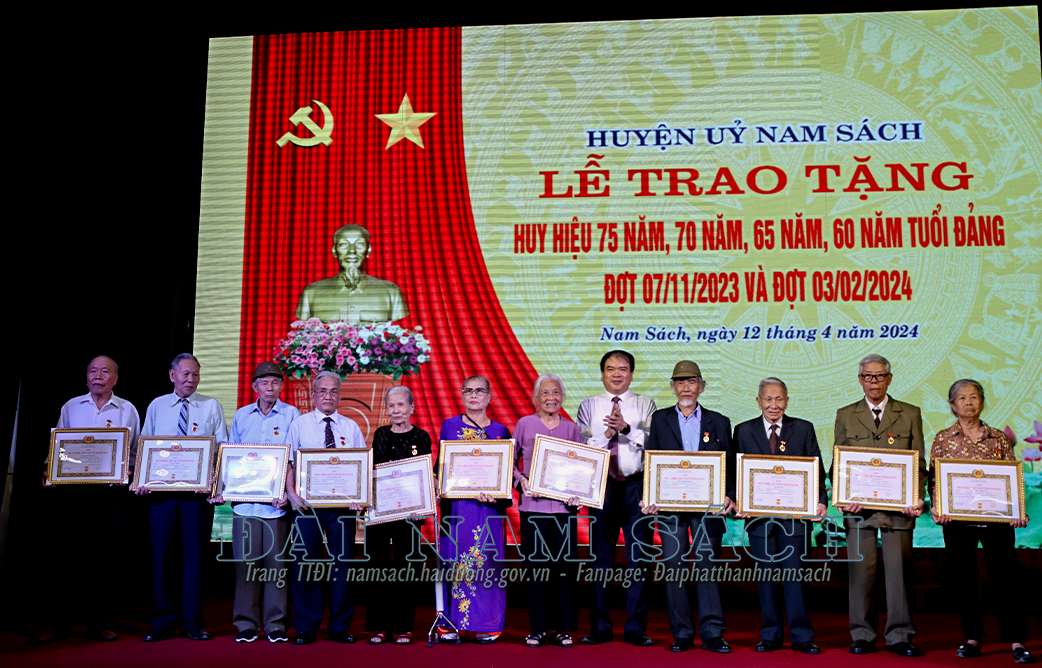 Nam Sách trao Huy hiệu Đảng cho 254 đảng viên 